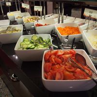 朝食のビュッフェ。生野菜もあり