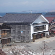 高台から眺めた旧中村家住宅の様子