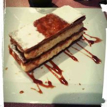 お〜きなミルフィーユ！クリームにはバニラビーンズがたっぷり。