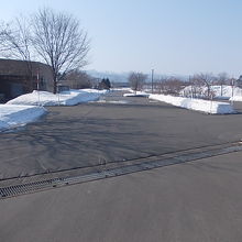 入口付近の駐車場には雪がありませんでした