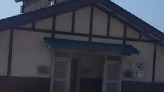 海のすぐ傍にあります