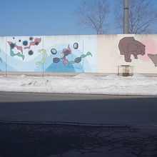 線路沿いに続く壁画の一例