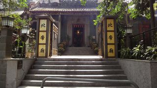 ひっそりと佇む。