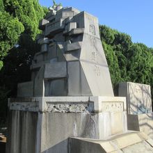 形は大型軍艦の艦橋ですね