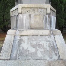 碑の正面にあったはずの銘板は、この通り剥がされています