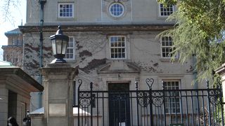 あいにく臨時で休館中でした。