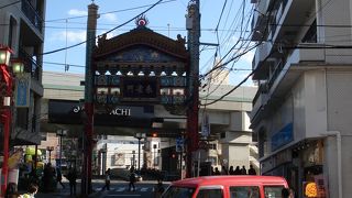 災いを払い福を招く派手な赤い門。