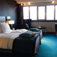 ベッド幅は広く、当然部屋も充分な広さ