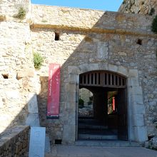 城壁外側に造られた考古学の道への入口。