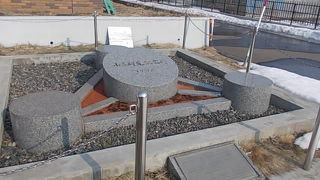 日当たりの良い場所にあり、3月でもほぼ記念碑の全貌を拝むことが出来ました