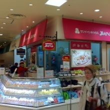 この写真の左側にイートイン用のテーブルと椅子があります