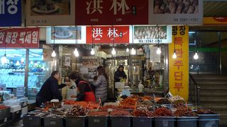 同じものを売っている店が数軒あるが、ここだけが異常に売れている。