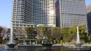 正面にはパレスホテル