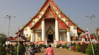 黄金のお釈迦様がいます