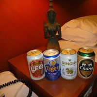 ベットサイドにあった仏像とビール