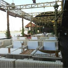 夕食時間前の川沿い席