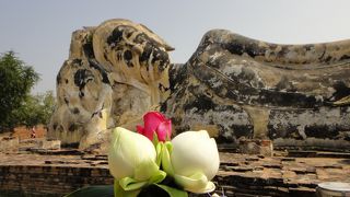 お外でくつろいでいる涅槃仏