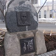 かつての邸宅跡地に建てられた碑です