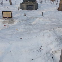 近くの道路から碑までは少し距離があり、雪で埋没していました。