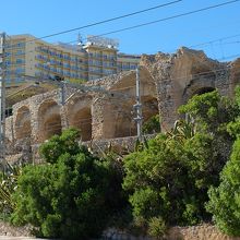 ミラクル・ビーチ沿いの遊歩道から見上げた円形劇場。