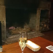 暖炉の前の席で一杯