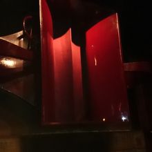 店内の大型スピーカー