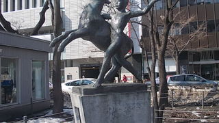北海道らしさを感じさせてくれる像です