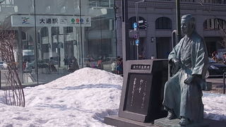 都心のど真ん中にある歌碑です