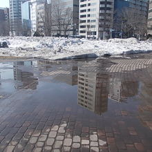 池になって近隣のビル群を水面に映している大通公園内の様子