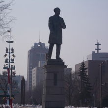 像の背後にはマイバウムも見えます