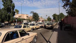 マラケシュのタクシーはクリーム色