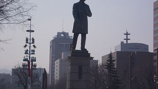 黒田清隆と並ぶように建っています