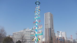 大通公園の最西部で存在感を示しています