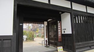 白壁の蔵で休憩