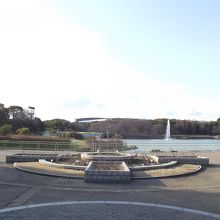 花壇と池と噴水