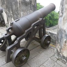 黒光りした大砲があります