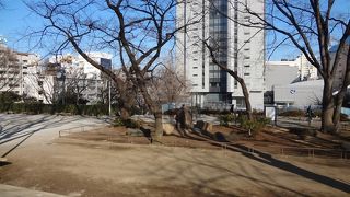 小さいけど高低差がある公園