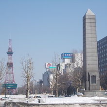 テレビ塔とのコラボも美しく感じられる碑です