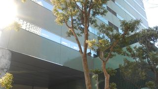 その名の通り緑のビル