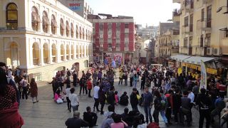 大勢の人です。