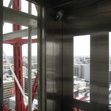 展望台へのエレベーター内…エレベーター・ガールは写してません