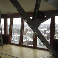 この北東の一角のみ、足元までガラスになっています