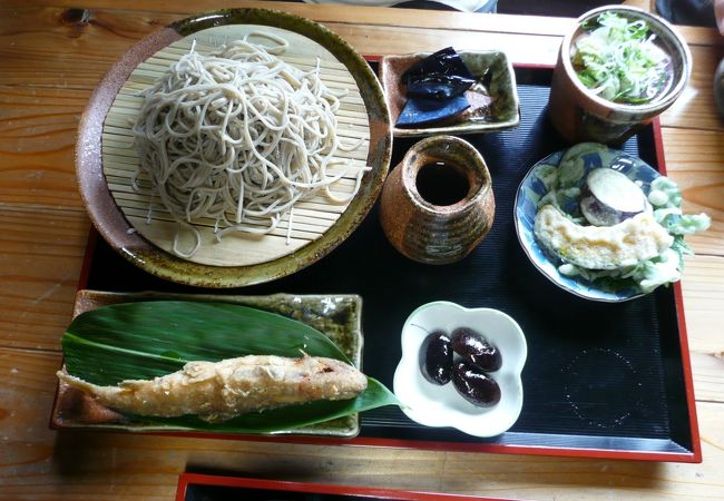 封人の家の道路を挟んで向かいにある古民家を改良したお蕎麦屋さん