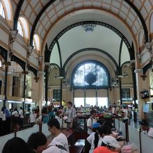 一番奥から入り口を望む