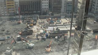 銀座松坂屋は建て替え中です。