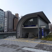 中之島公園の中で乗車できるなにわ橋駅（なにわばしえき）