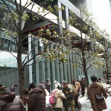 ビルの横ではフリーマーケットなどをやってました。