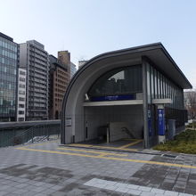 中之島公園の中で乗車できるなにわ橋駅（なにわばしえき）