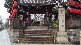 江戸時代の北町奉行大岡越前守忠相が深く崇敬しまし～た。