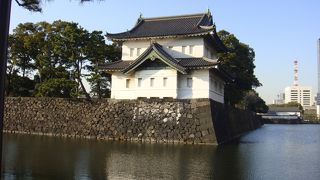 桔梗門広場の向かいにあります